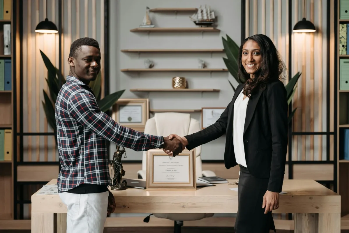 Foto oleh Pavel Danilyuk di Pexels Handshake Agreement