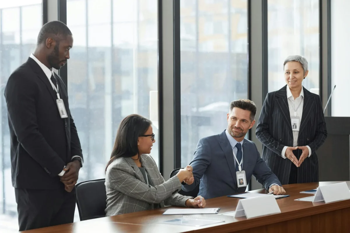 Foto oleh Werner Pfennig di Pexels Handshake Business Meeting