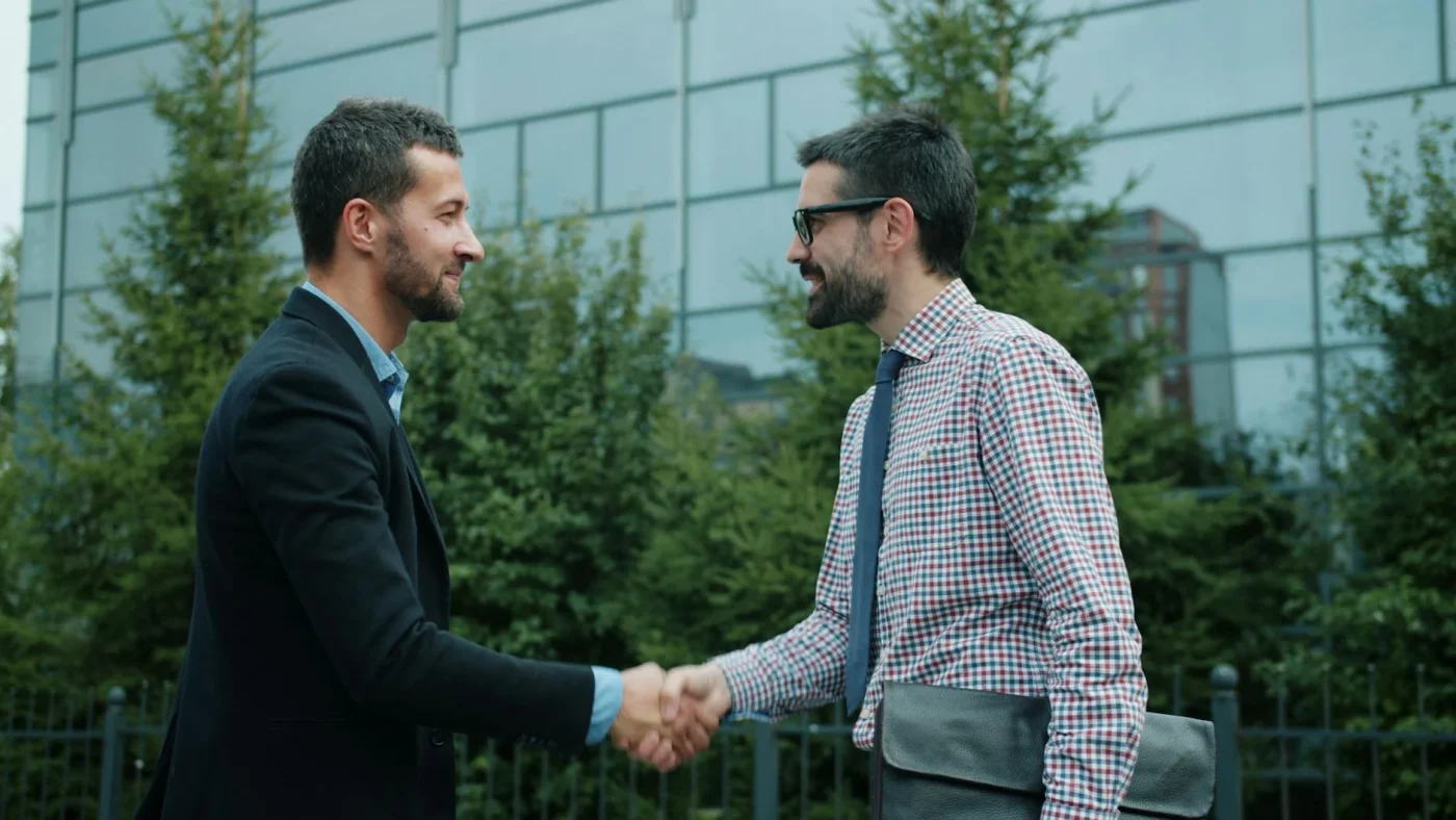 Foto oleh Vitaly Gariev di Pexels Handshake Contract