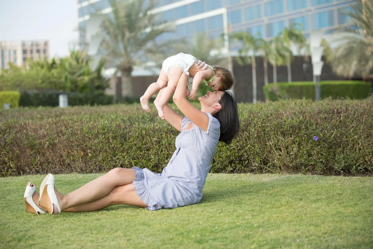 Apakah Parket Lantai Kayu Dingin di Malam Hari? Cek Faktanya! 6 Healthy Home Family Playing On Floor
