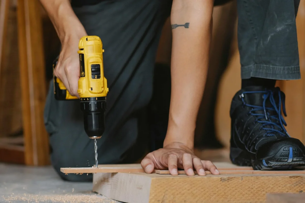 Cara Melepas Lem Parket di Lantai dengan Benar 2026 5 Heat Gun Usage Flooring Repair