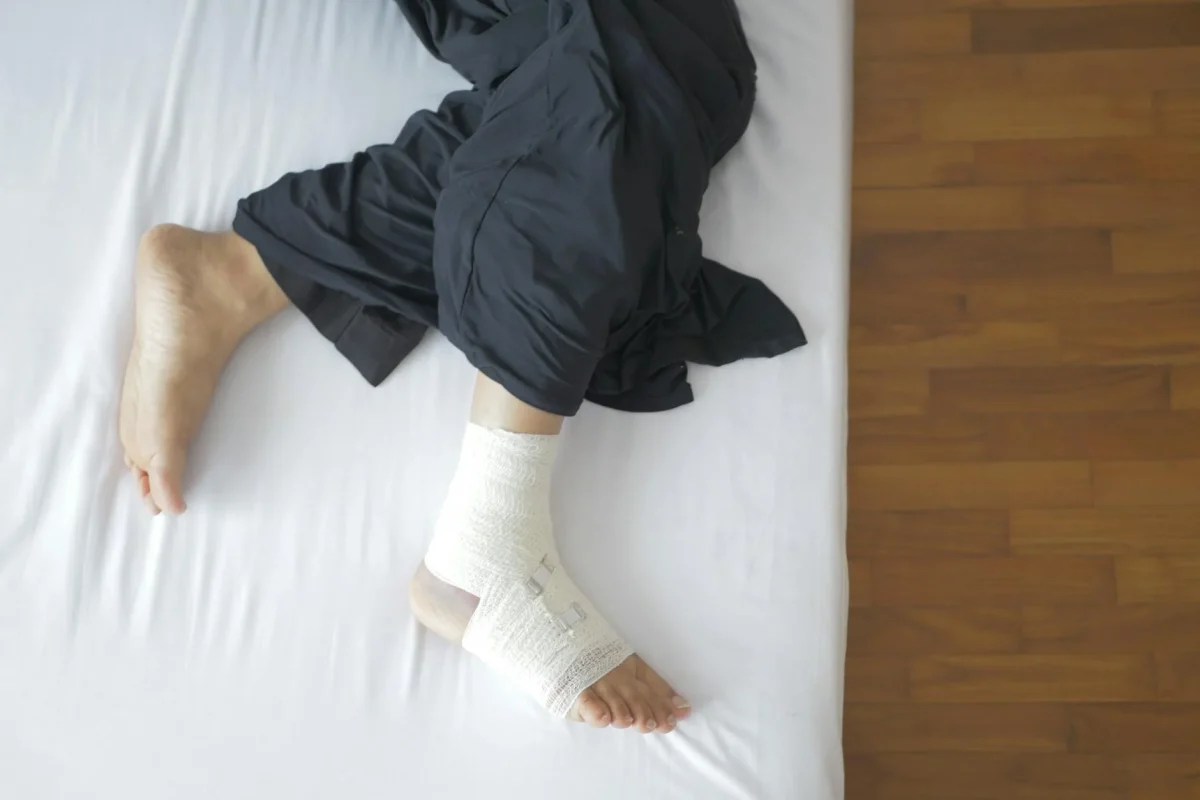 Solusi Lantai Kayu Basket Menggelembung & Jasa Pasang 2026 2 Injured Athlete Uneven Floor
