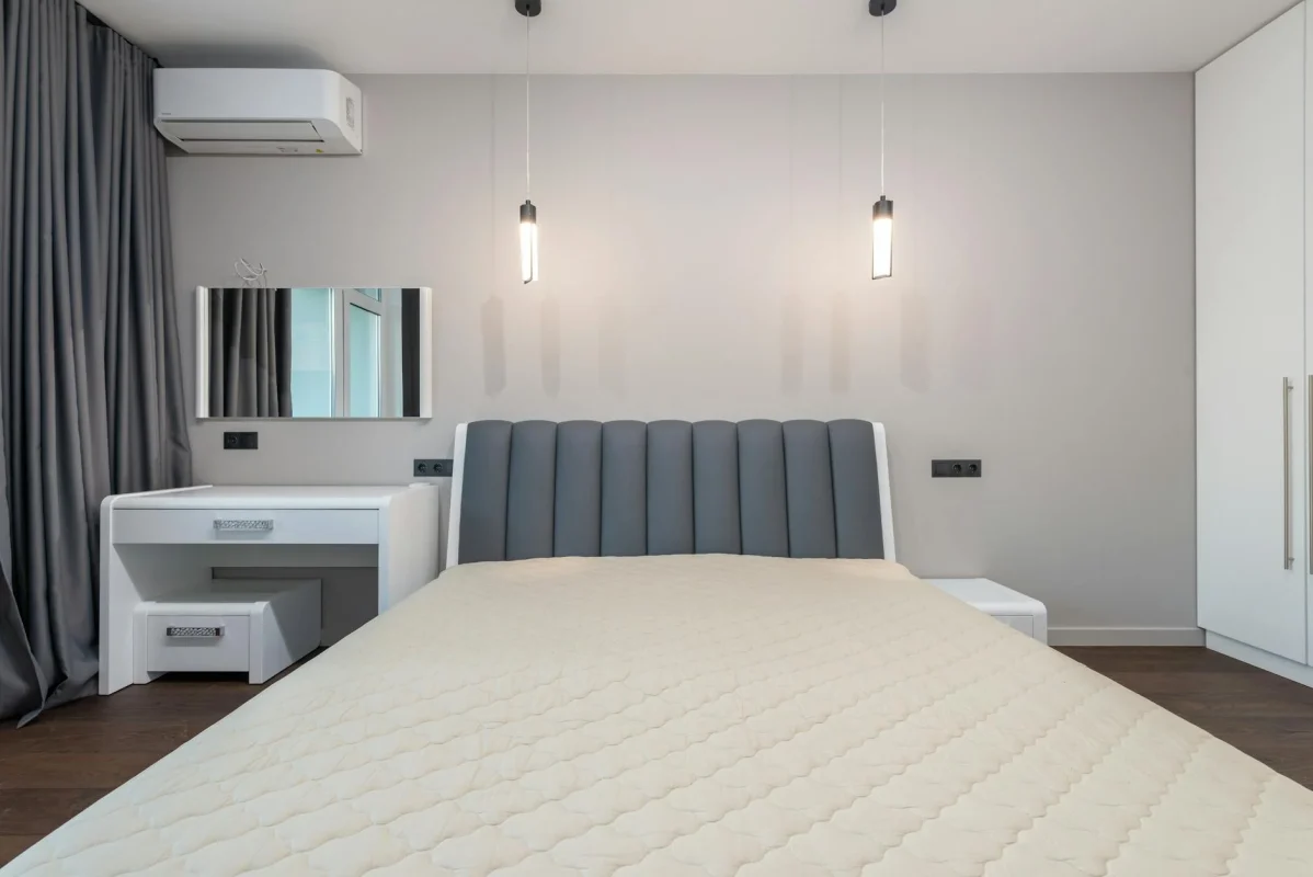 Foto oleh Max Vakhtbovych di Pexels Interior Design Modern Bedroom