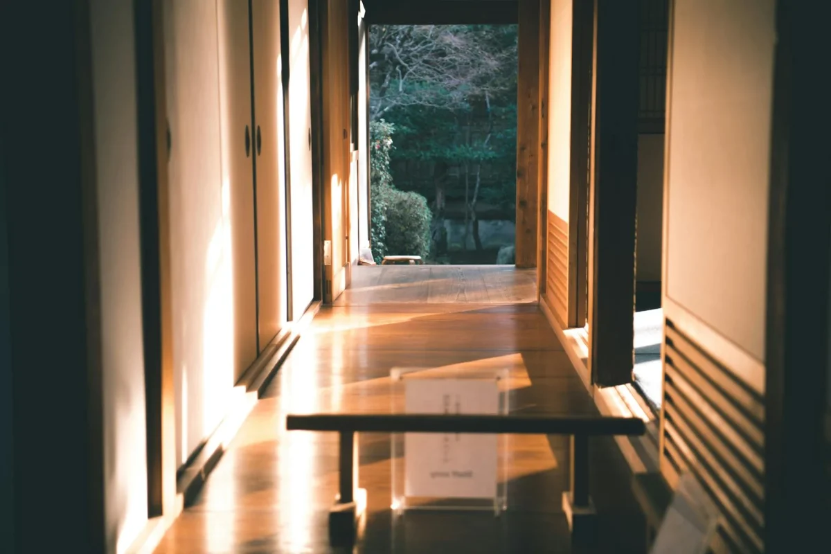 Jasa Cat Ulang Lantai Parket Kayu yang Pudar 2026 4 Interior Design Wood Shiny Floor