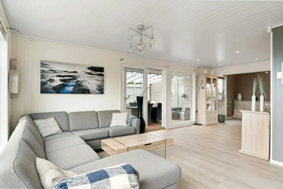 Foto oleh Lisa Anna di Pexels Interior Lighting Spacious Living Room