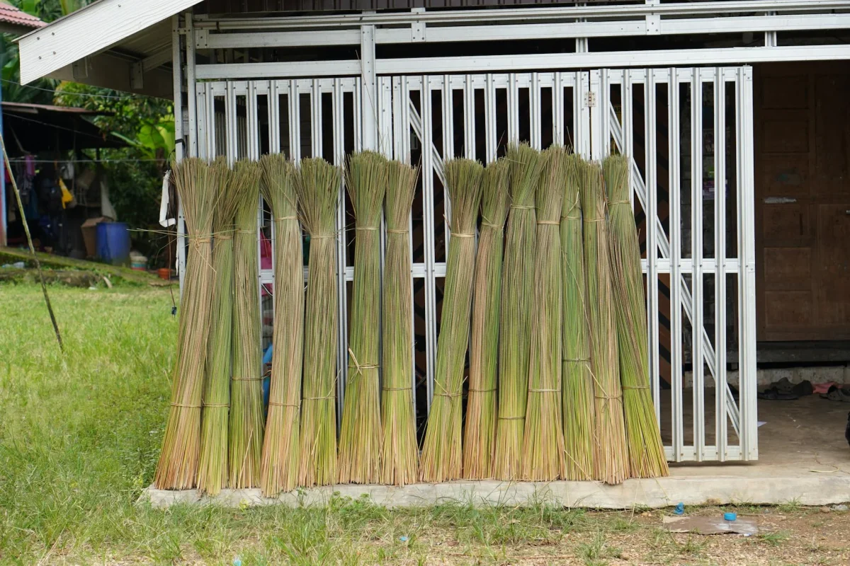 Apa Kekurangan Lantai Parket Kayu? Simak Solusi Ahlinya 2026 1 Kelembapan Dan Cuaca: Tantangan Utama Material Alami