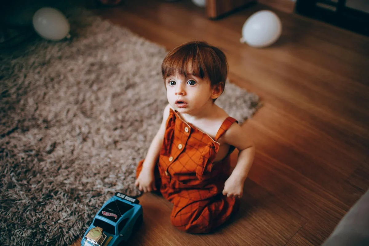 Aman Kah Parket Lantai Kayu untuk Bayi Merangkak? 2026 2 Keunggulan Alami Lantai Kayu Bagi Tumbuh Kembang Si Kecil