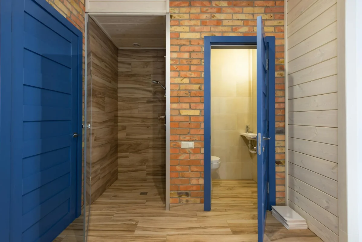 Apakah Lantai Parket Kayu Tahan Air? Simak Faktanya 2026 5 Kitchen Floor Bathroom Interior