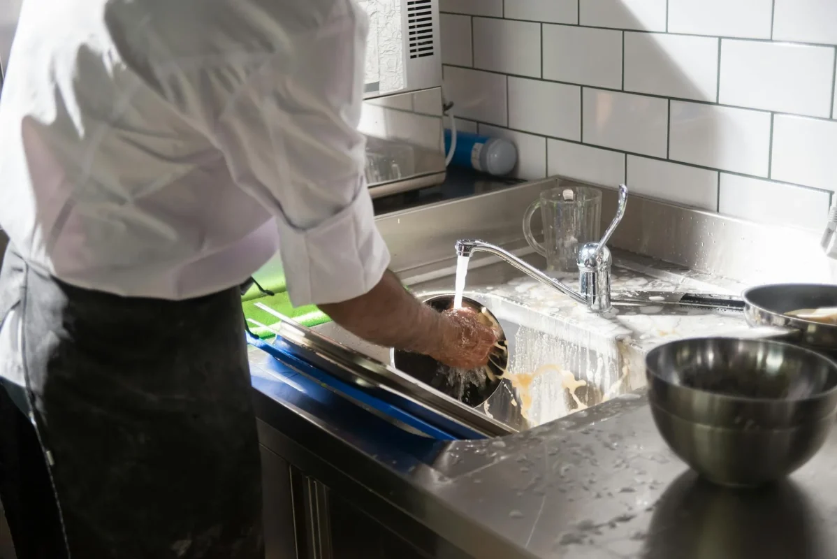 Jasa Pasang Lantai Parket Kayu Dapur Terbaik 2026 2 Kitchen Sink Water Spill