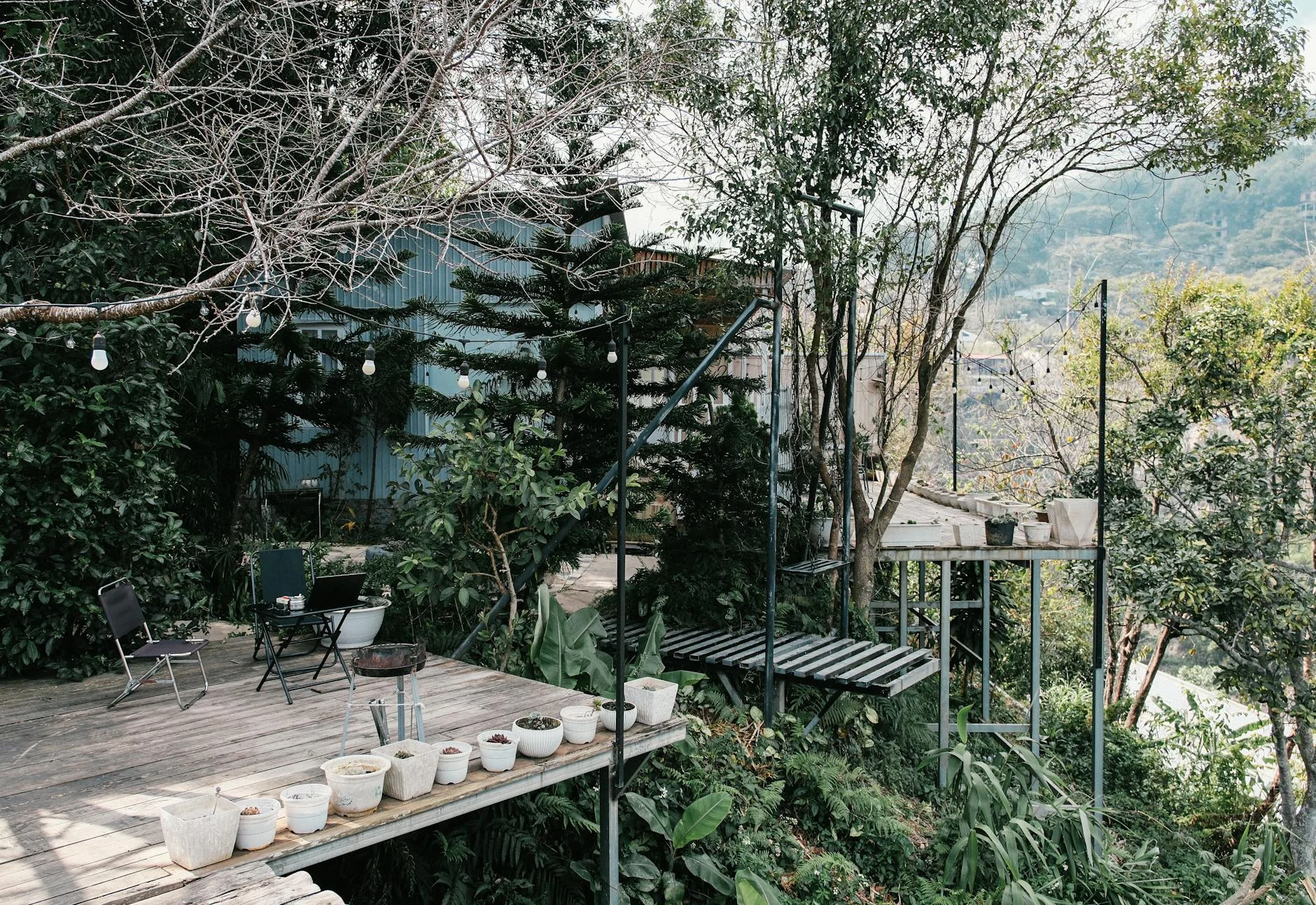 Lantai Decking Kayu Outdoor - Jenis, Harga dan Jasa Pasang Surabaya 2026 5 Konstruksi rangka joist kayu untuk decking outdoor sebelum papan dipasang