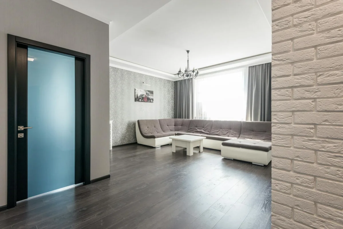 Merk Parket Lantai Kayu yang Bagus dan Awet 2026 6 Laminate Flooring Modern Home