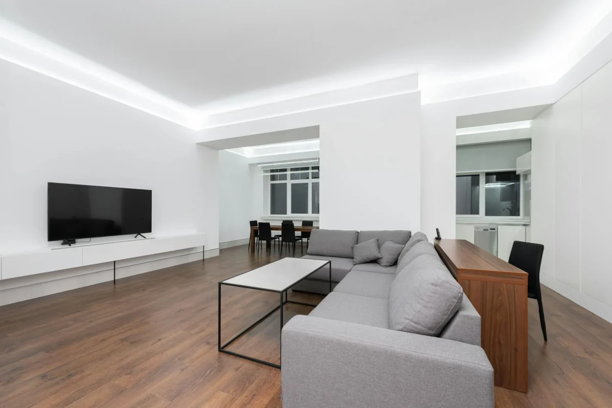 Lantai Parket Kayu Laminasi vs Solid: Panduan Lengkap 2026 2 Laminate Flooring Modern Interior