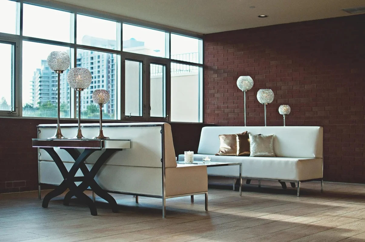 Apa Parket Terbaik untuk Ruang Tamu? Pilihan & Jasa Pasang 2026 4 Laminate Flooring Modern Living Room