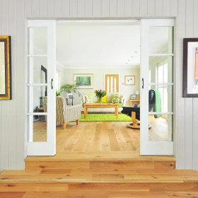 Cara Memadukan Warna Dinding dan Parket 2026 4 Light Wood Floor Modern Living Room