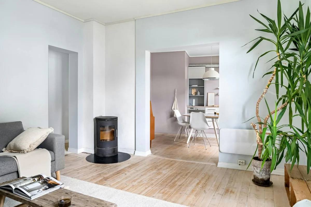 Bagusan Mana Lantai Parket Kayu atau Granit? Cek Panduannya 1 Living Room Interior Wood Floor