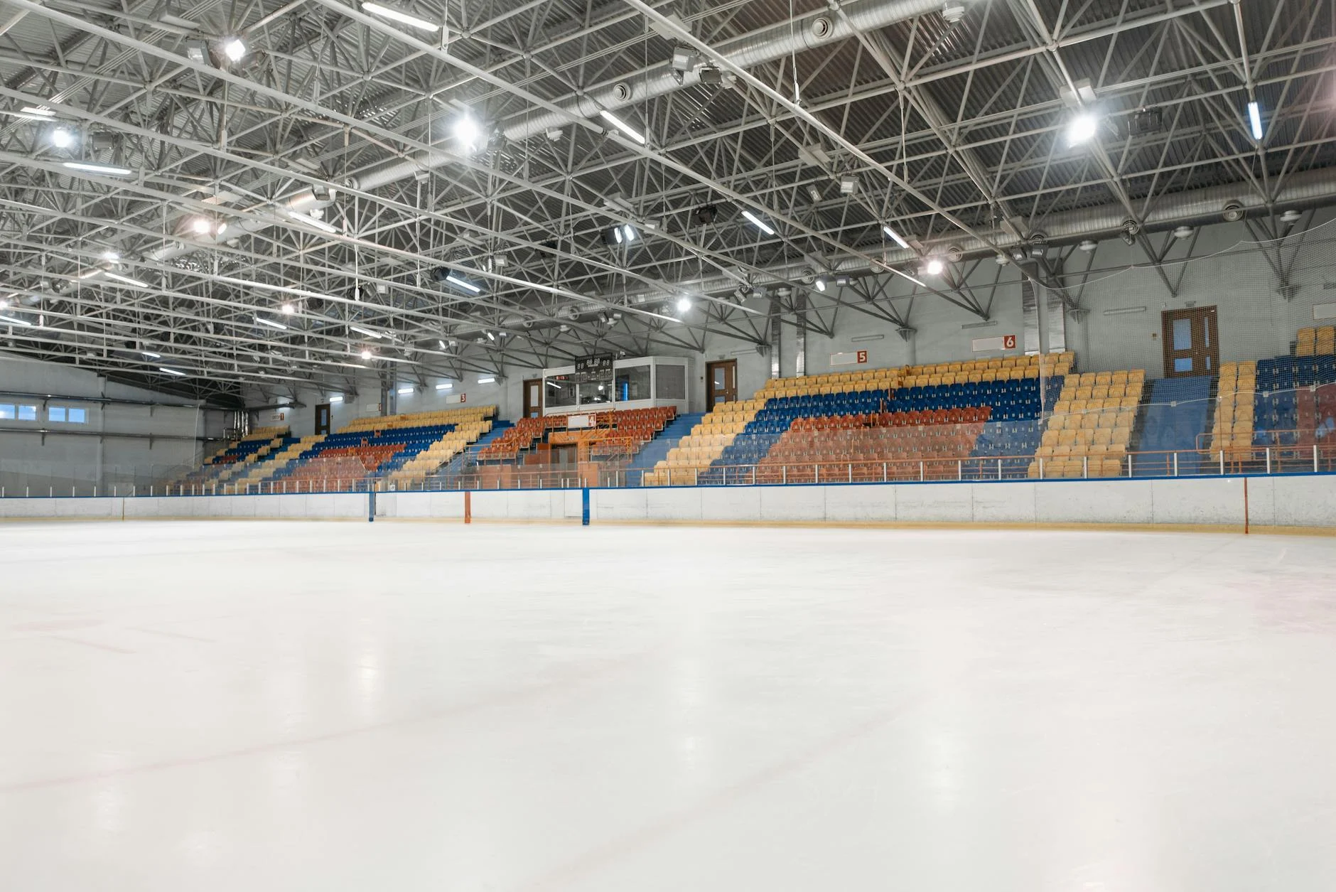 Arena olahraga dengan lantai parket kayu maple dan garis lapangan yang rapi