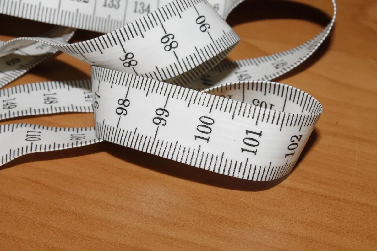 Pasang Lantai Parket Kayu di Kamar Mandi: Aman atau Tidak? 4 Measuring Tape Floor Installation