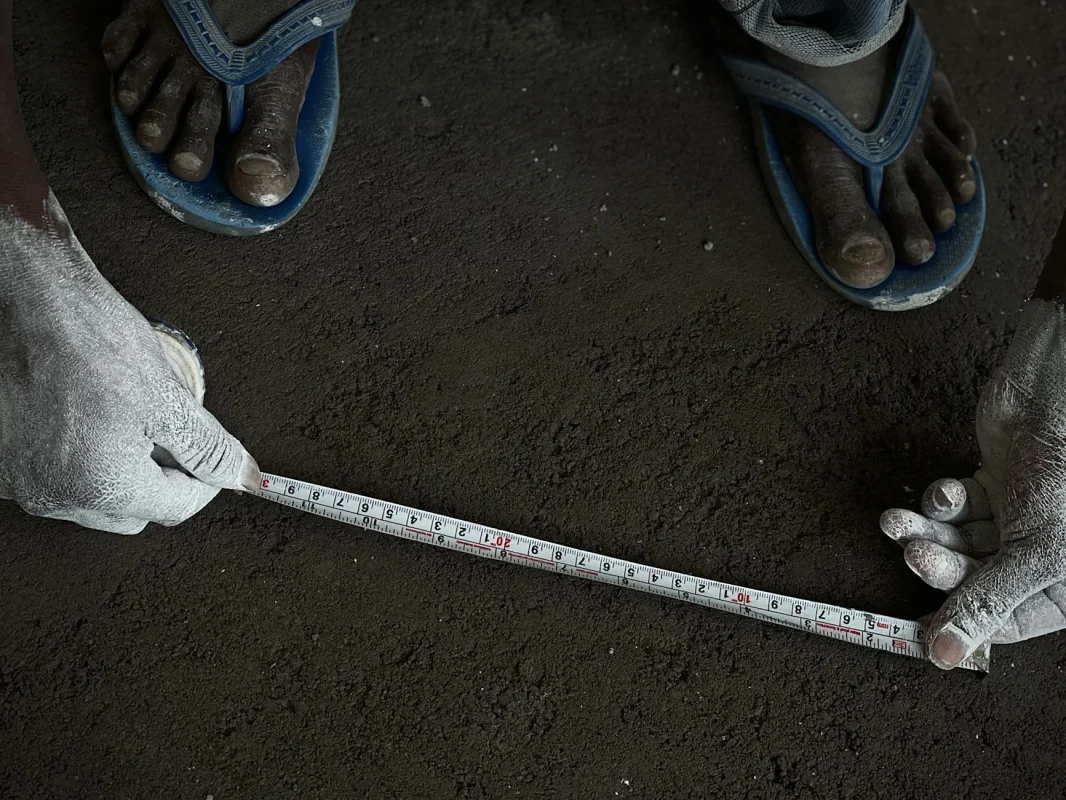 Merk Parket Lantai Kayu yang Bagus dan Awet 2026 3 Measuring Tape Floor Leveler