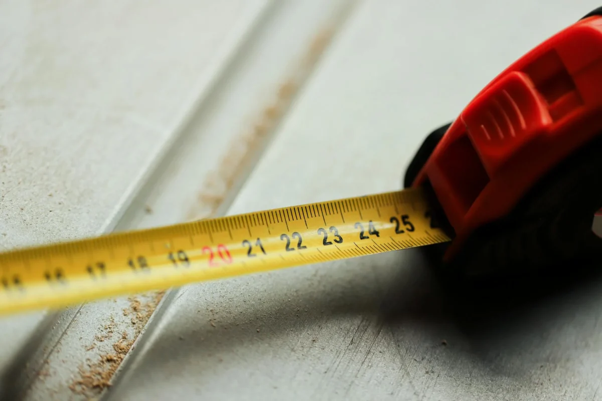 Foto oleh Christina & Peter di Pexels Measuring Tape Flooring Samples