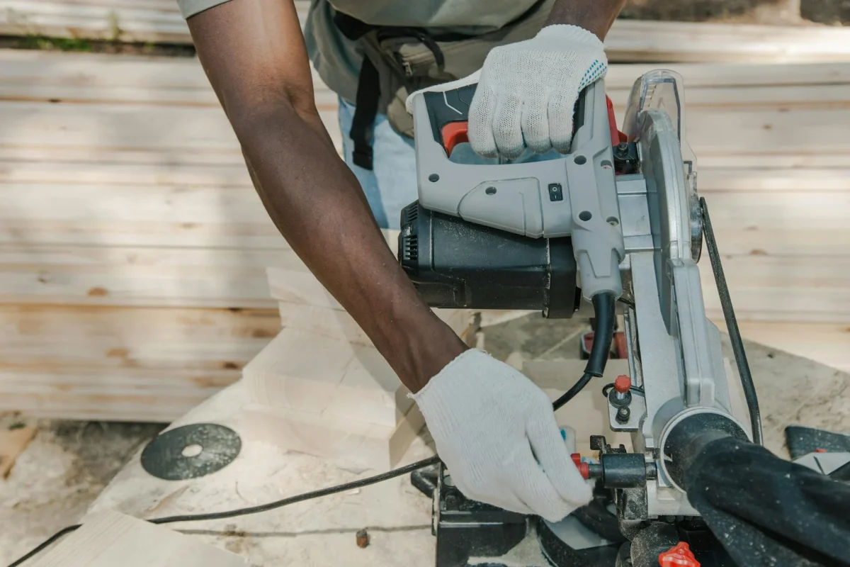 Jasa & Peralatan Pasang Lantai Kayu Profesional 2026 3 Miter Saw Circular Saw