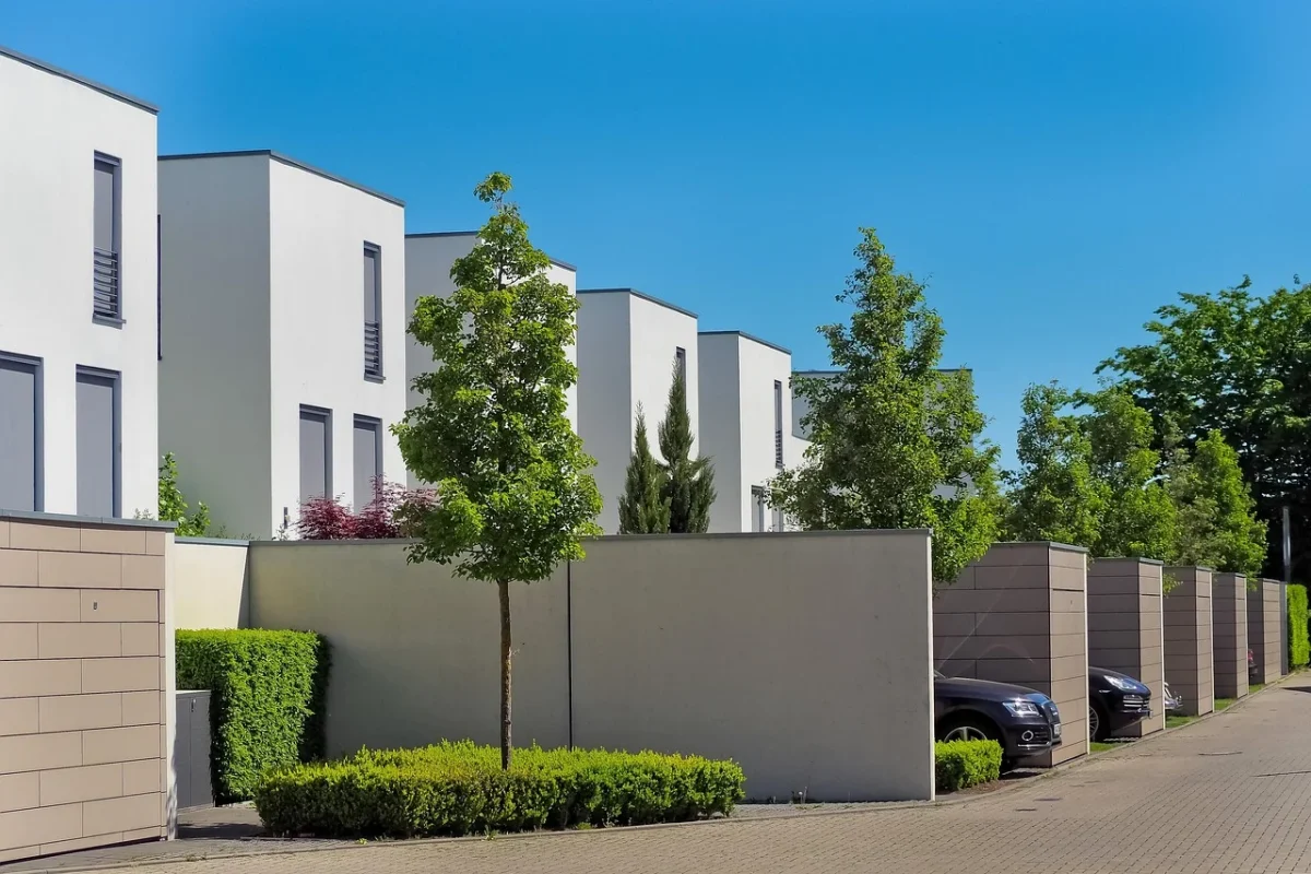Apakah Parket Bisa Dipasang di Dinding? Simak Panduannya 2026 5 Modern Home Acoustic Wall Property Value