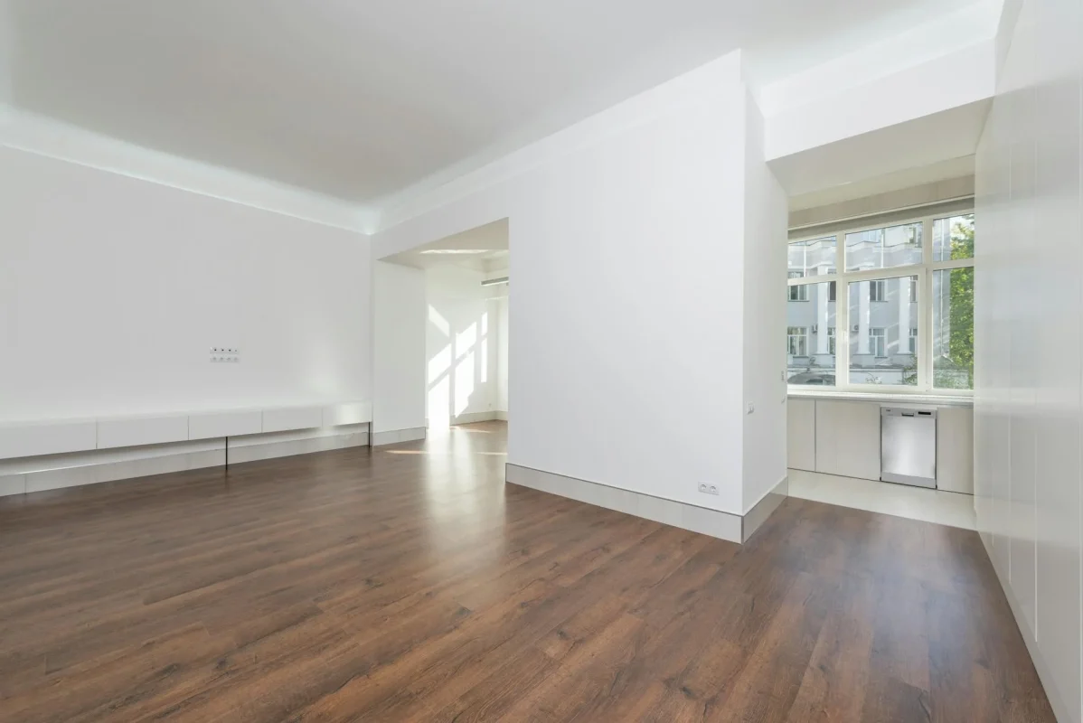 Solid Wood vs Engineered Wood: Mana yang Terbaik di 2026? 3 Modern Interior Apartment Floor