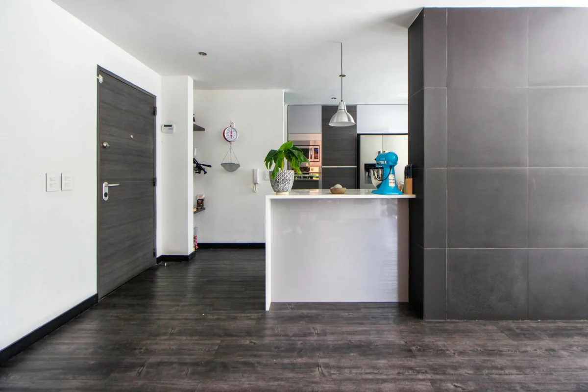 Foto oleh Gustavo Galeano Maz di Pexels Modern Interior Dark Floor Design