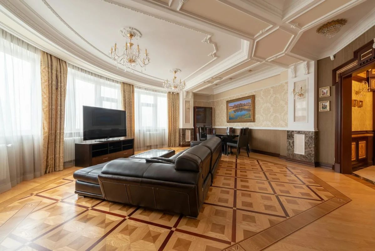 10 Kelebihan Lantai Parket Kayu Jati: Investasi Mewah 2026 5 Modern Living Room Classic Design