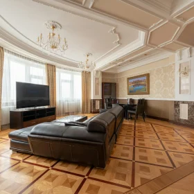 10 Kelebihan Lantai Parket Kayu Jati: Investasi Mewah 2026 5 Modern Living Room Classic Design