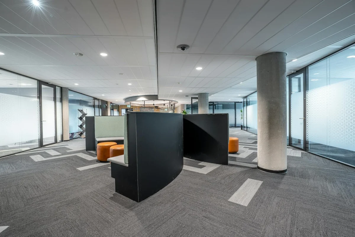 Apa Beda Parket AC3 dan AC4? Panduan Memilih Lantai 2026 3 Modern Office Commercial Interior