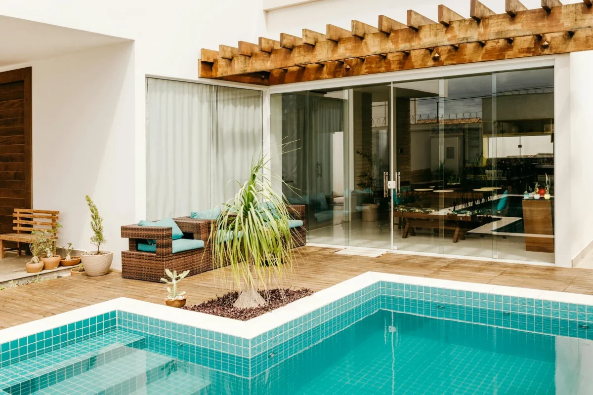 Lantai Parket Kayu Tahan Cuaca Panas Hujan Terbaik 2026 4 Modern Patio Luxury House