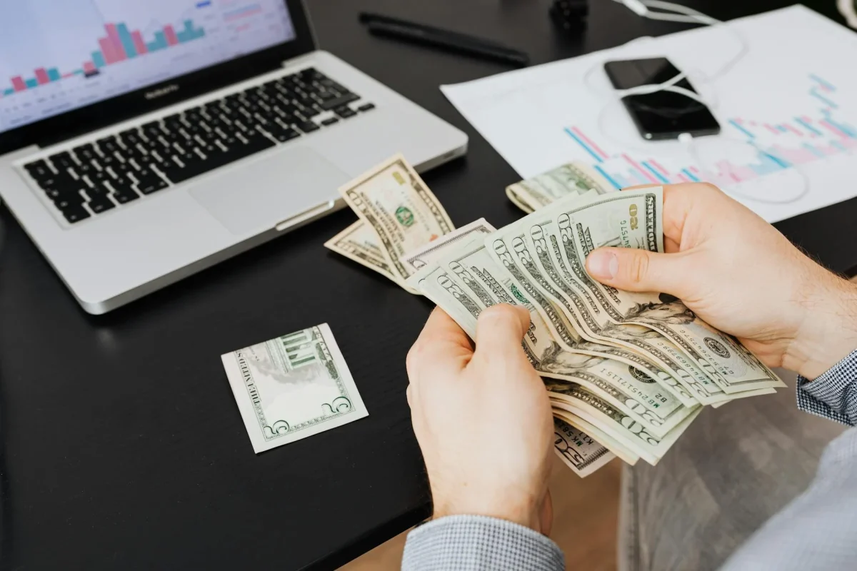 Foto oleh www.kaboompics.com di Pexels Money Professional Office