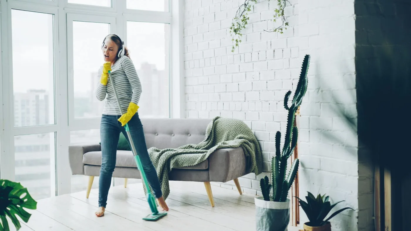 Foto oleh Vitaly Gariev di Pexels Mopping Floor Wooden Floor Care