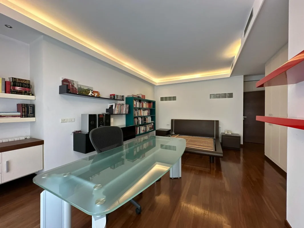Interior Kantor dengan Lantai Parket Kayu: Mewah & Profesional 1 Office Interior Wooden Floor