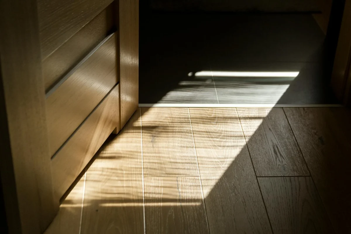 Apakah Parket Bisa Dipasang di Dinding? Simak Panduannya 2026 2 Parquet Samples Wood Texture Vinyl Flooring