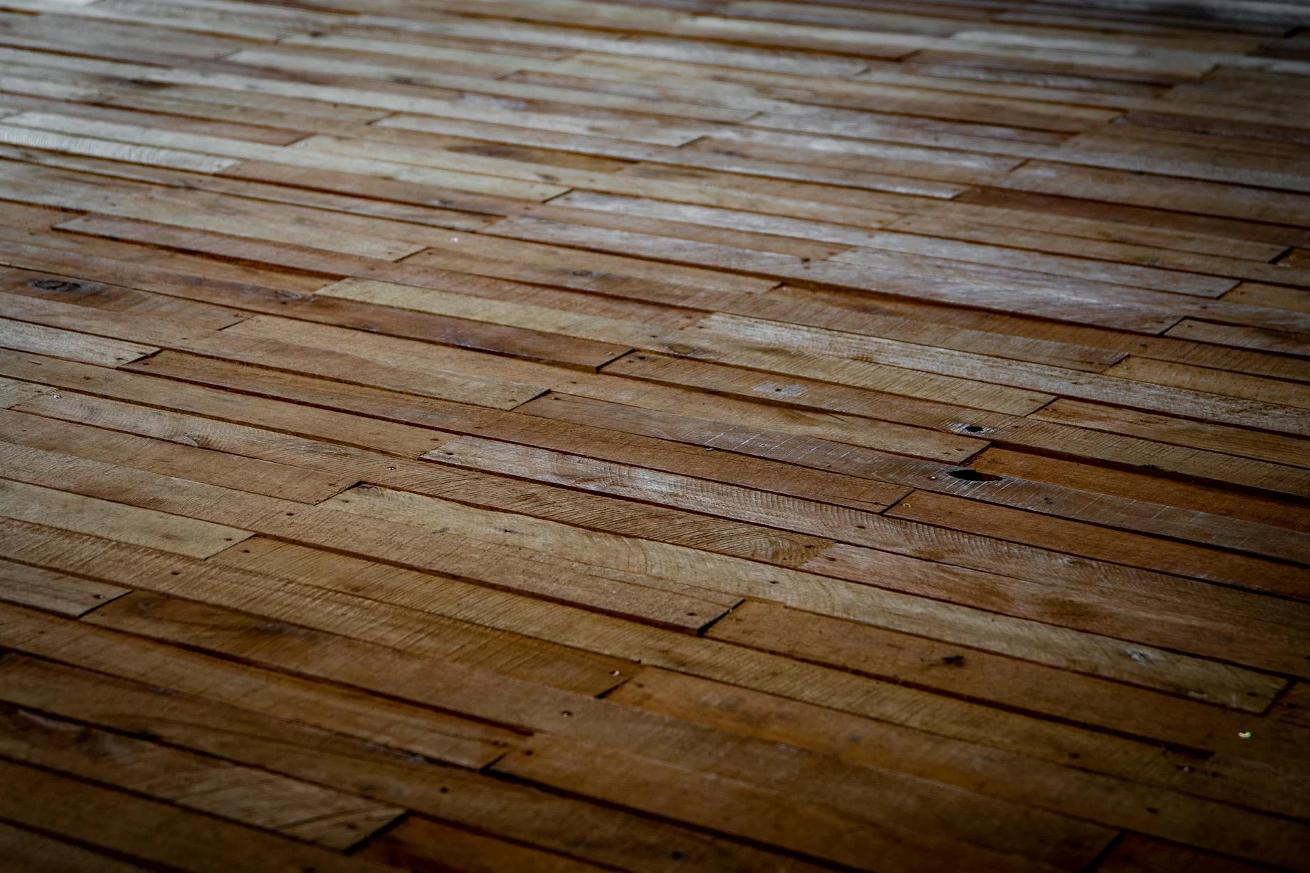 Kayu Jati Belanda untuk Parket: Ciri, Kelebihan, Kekurangan, dan Alternatif 1 Lantai kayu pinus berwarna terang dengan mata kayu khas