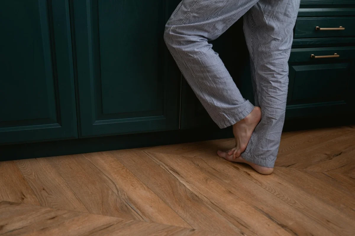 Cara Memoles Lantai Parket Kayu Sendiri & Tips Ahli 2026 4 Polishing Wood Floor Microfiber Cloth