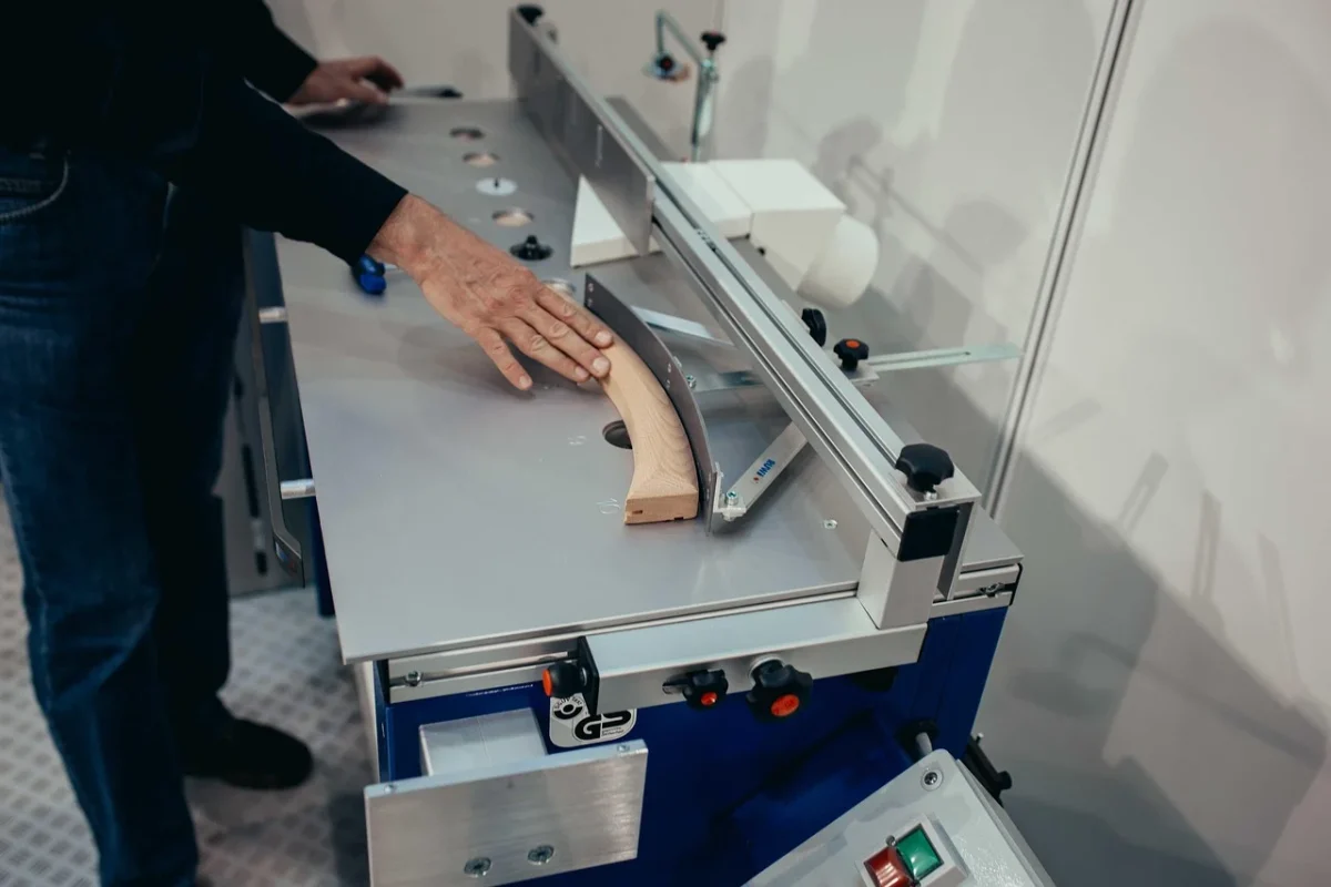 Apa Kelebihan Parket Kayu Jati? Simak Keunggulannya di Sini 3 Professional Carpenter Construction Tools