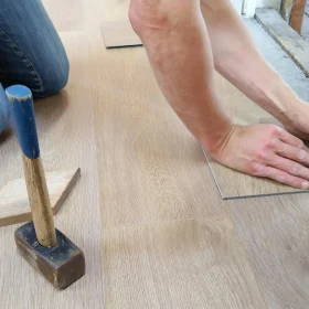 Lantai Parket Kayu Jati vs Merbau: Mana yang Terbaik? 2026 8 Professional Carpenter Floor Installation
