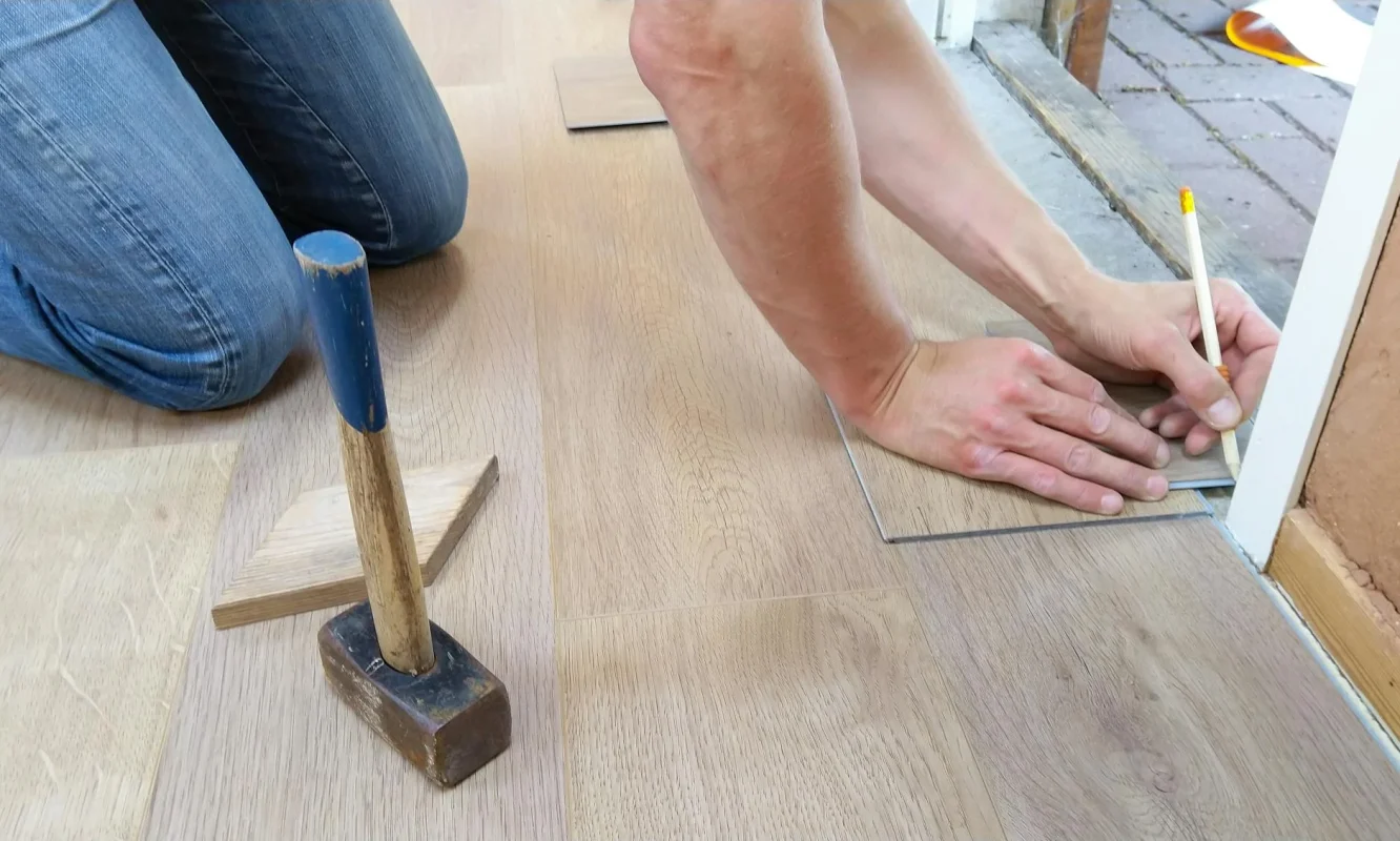 Foto oleh ClickerHappy di Pexels Professional Carpenter Flooring Tools