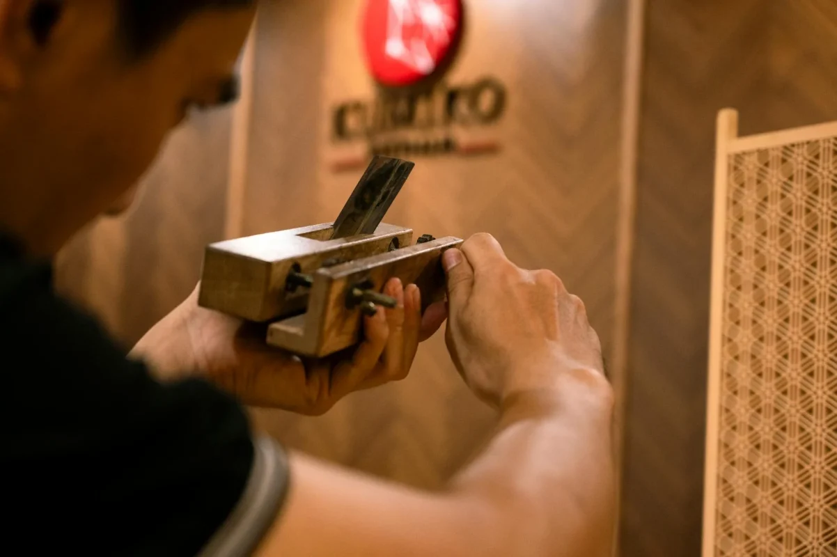 Cara Memilih Warna Lantai Parket untuk Ruangan Sempit 2026 5 Professional Carpenter Wood Tools