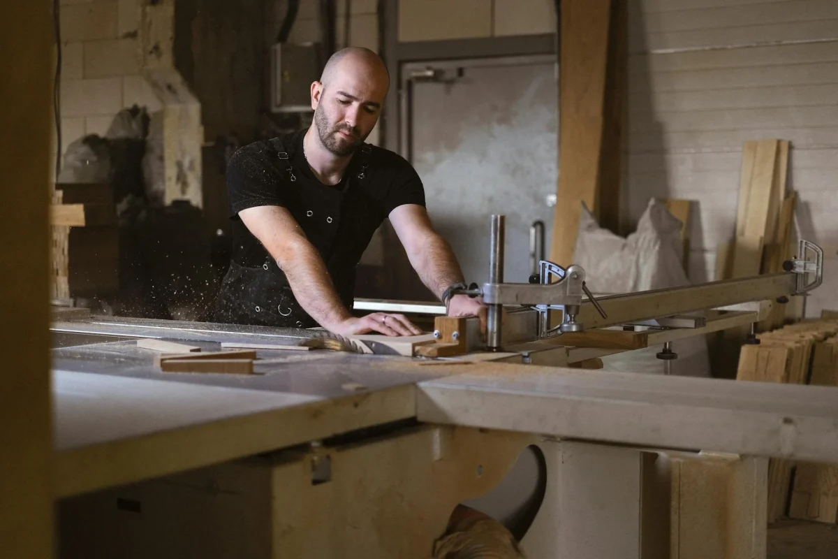 Foto oleh Anna Shvets di Pexels Professional Carpenter Wooden Floor