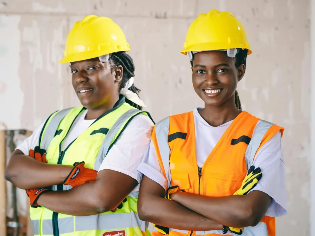 Mana yang Lebih Bagus Parket atau Vinyl? Cek Perbandingannya 5 Professional Contractor Construction Team
