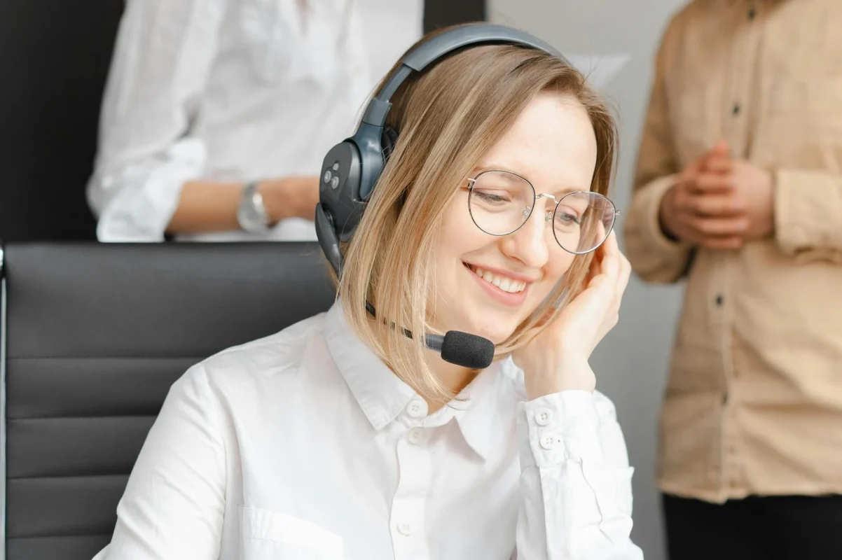 Foto oleh Mikhail Nilov di Pexels Professional Contractor Customer Service