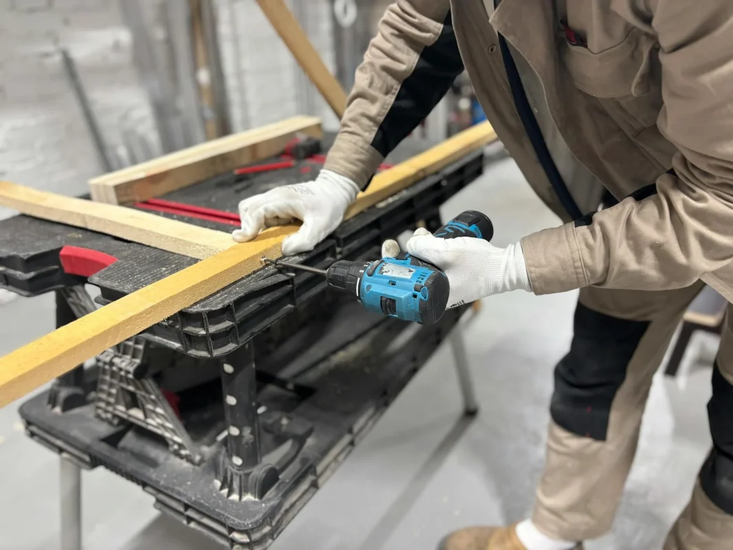 Bisakah Parket Ditimpa Vinyl? Panduan & Jasa Pasang 2026 2 Professional Contractor Flooring Tools