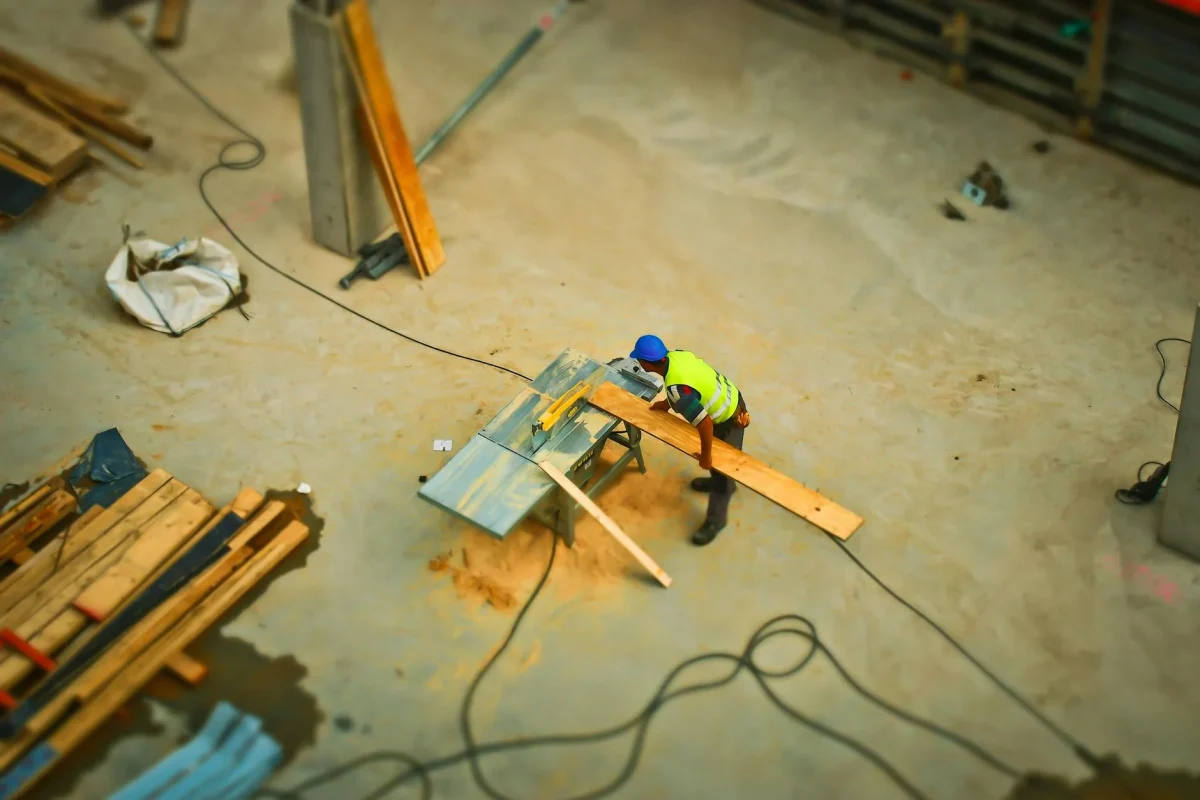Panduan Perawatan Harian Lantai Kayu GOR 2026 2 Professional Contractor Wood Flooring Tools Quality Control