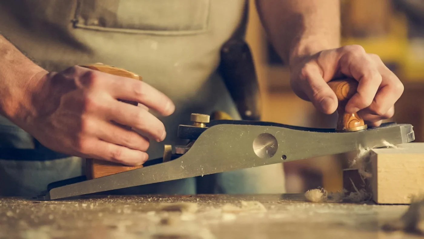 Foto oleh Burst di Pexels Professional Contractor Wood Tools