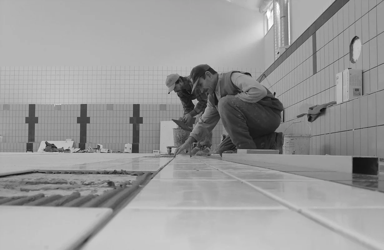 Apakah Uap Air Merusak Lantai Parket? Ini Penjelasan Ahlinya 2 Professional Flooring Installer Carpentry Tools