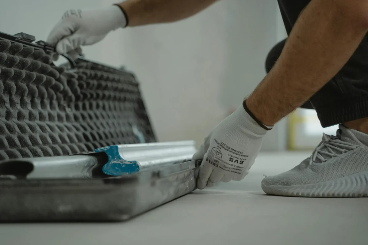 Lantai Kayu vs Parket Plastik: Mana Terbaik di 2026? 4 Professional Flooring Installer Tools