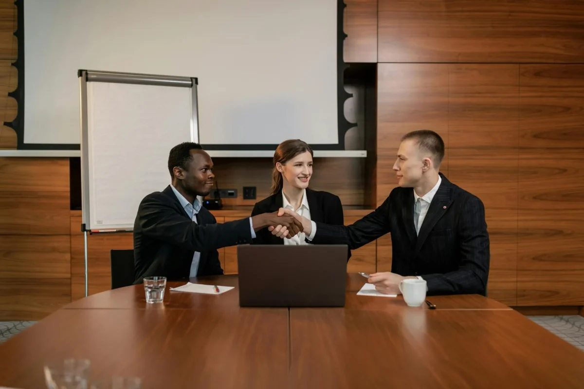 Foto oleh Alena Darmel di Pexels Professional Handshake Business Meeting